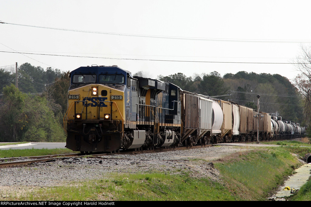 CSX 215 leads train F728 towards the yard